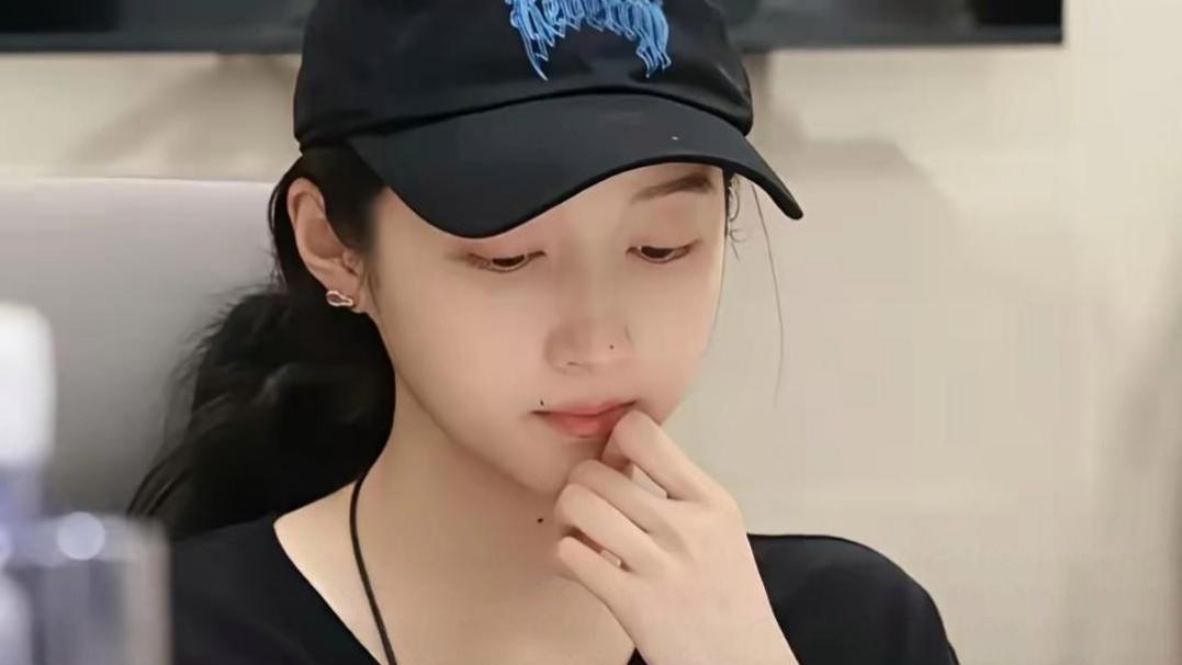 关晓彤独自低头沉思，帽檐遮住半张脸，那一刻安静的她，到底在想什么？