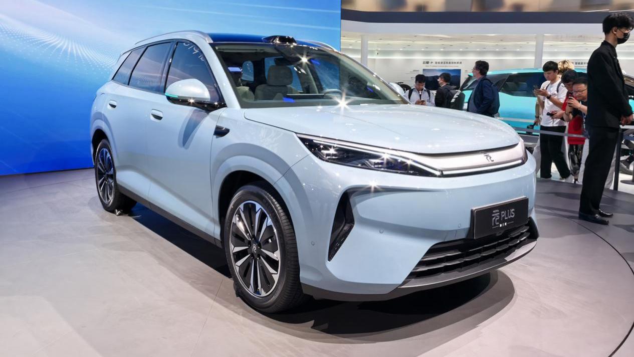 搭载闪充与多项越级配置 ，比亚迪第三代元PLUS全球首发