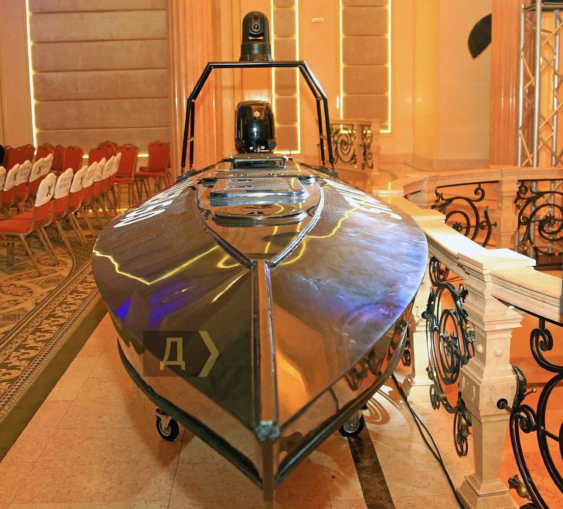 乌克兰军队的自杀式无人艇，具有高度隐身、高速机动、强大攻击力的特点 。