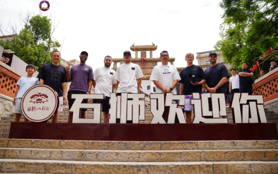里夫斯的石狮半日游Vlog上线！📸
穿梭在古色古香的城隍庙
尝美食、看提线木偶