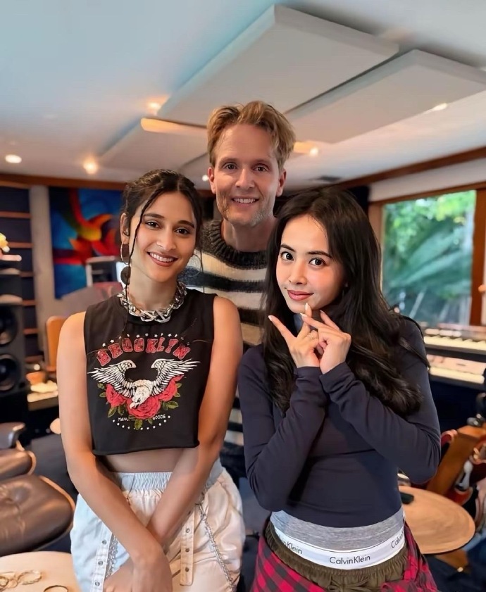 蔡依林故意里裤外露，这么明晃晃秀logo，品牌方还犹豫啥，以她的知名度，不考虑考