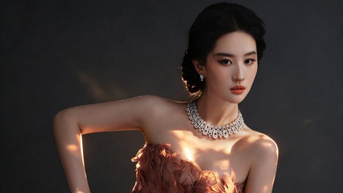 刘亦菲压轴 VOGUE 红毯：连续三年锁死终场，带病撑完全场的从容装不出来