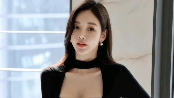 碧波留倩影，羞月闭芙蓉，佳人桥上过，亭台绕雾凇