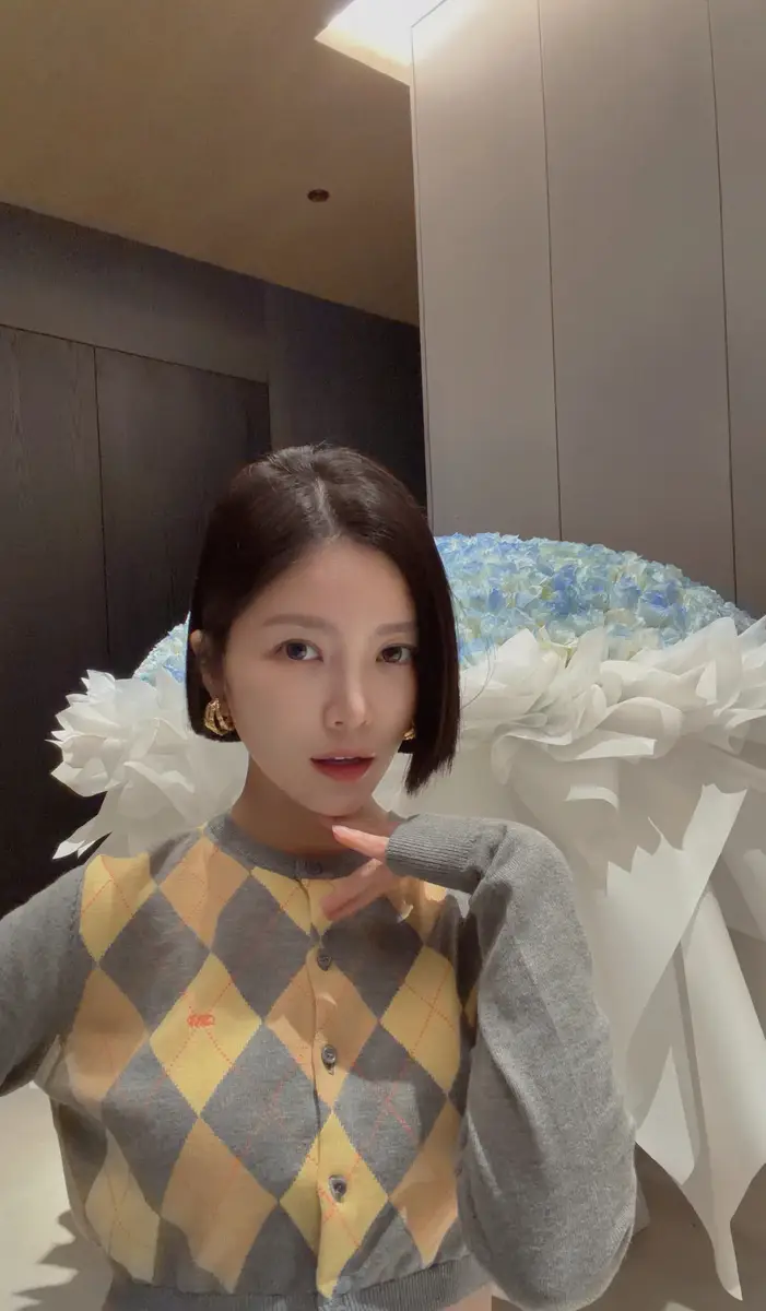 王灿短发造型衬得眉眼精致 杜淳情人节赠大束玫瑰爱意满满