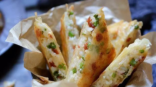 外酥里糯！春卷皮网红饼，5分钟搞定的家常美味