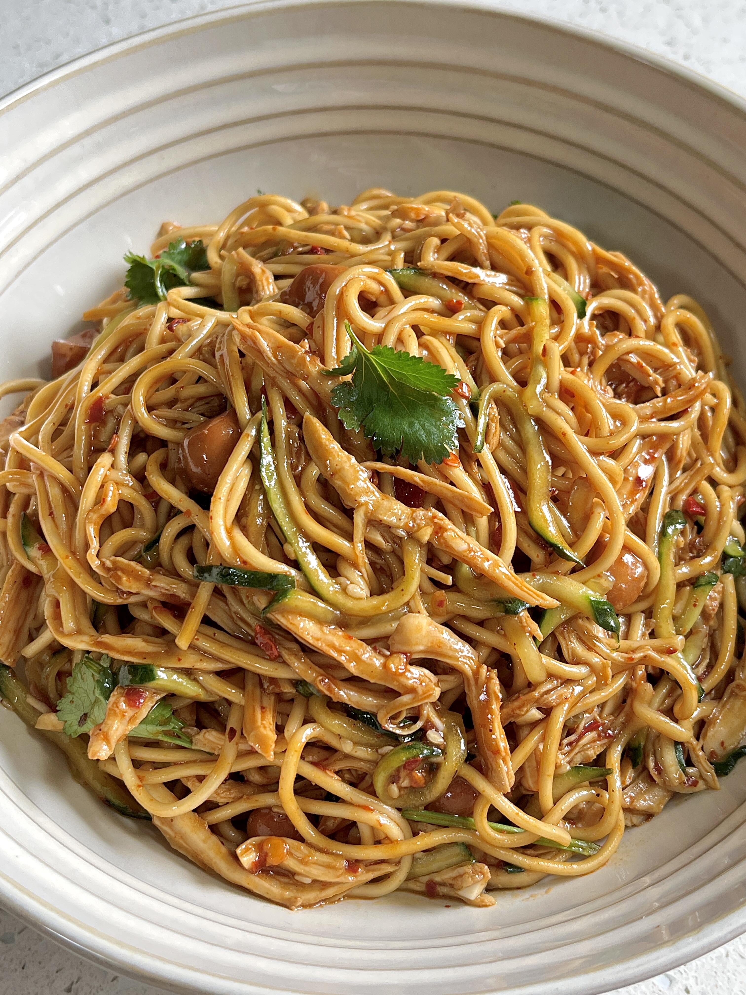 天热没胃口？这碗鸡丝凉面直接封神！清爽解腻巨开胃🍝
家人们谁懂啊！气温一上来就