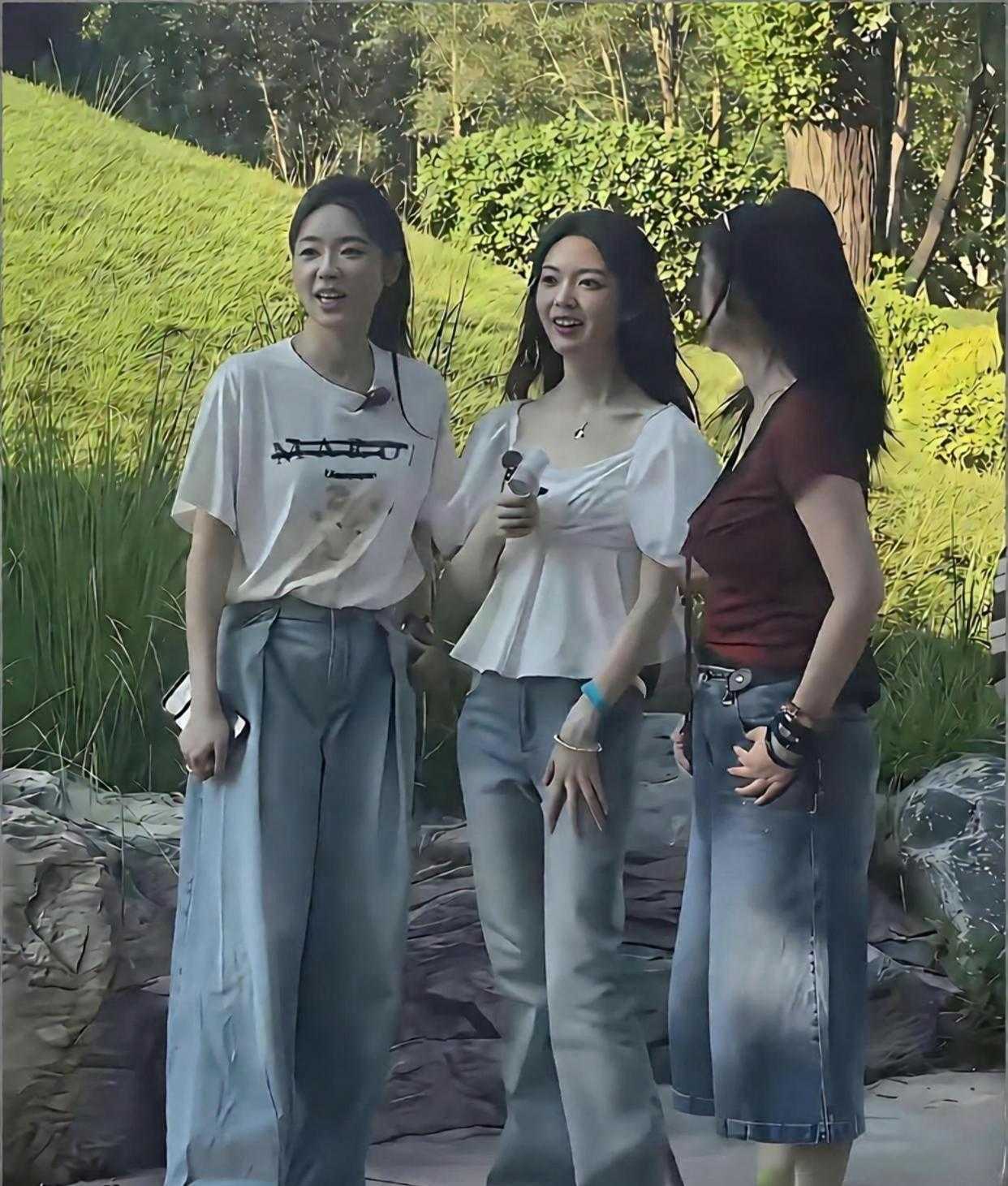 实话实说，中间女孩子的裤子比较显身材，不接受反驳！