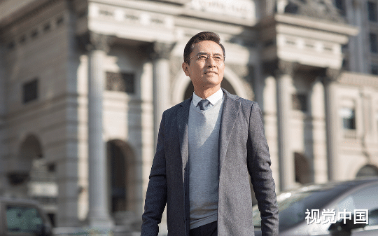 云川市住建局一处长，暴雨中救助老人，成了道德楷模，直到半年后被提名副局长，大家才明白这是个摆拍