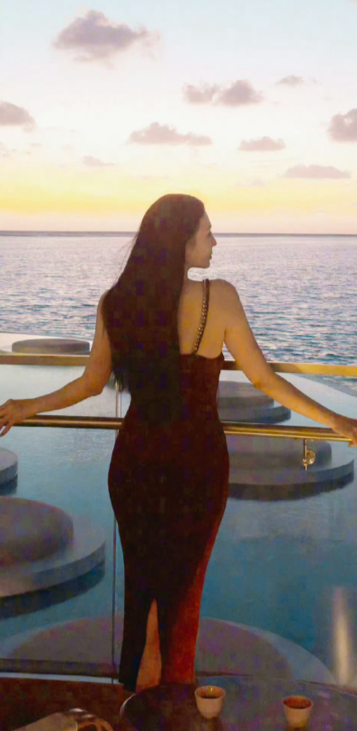 “丰而不腻”的身材打破“白幼瘦”标准，展现绸缎般柔美与力量感的结合。 ​​​