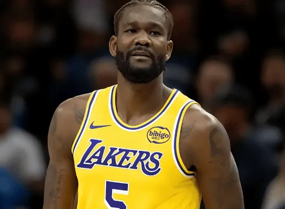 NBA季后赛，湖人107-98战胜火箭。
艾顿得到19分11篮板、卡佩拉得到2分