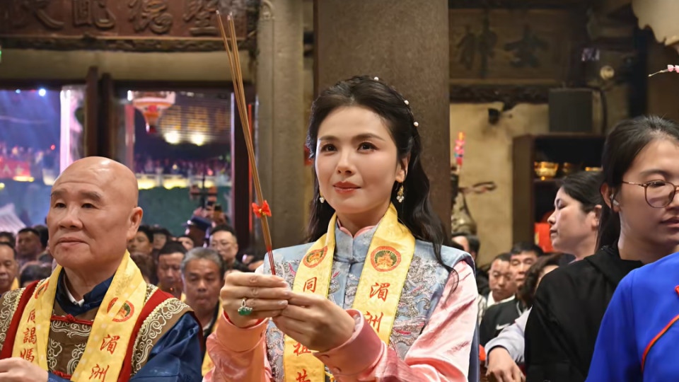 刘涛凌晨守夜妈祖诞辰，当年三次圣杯定角，福建人：“她就是妈祖替身”