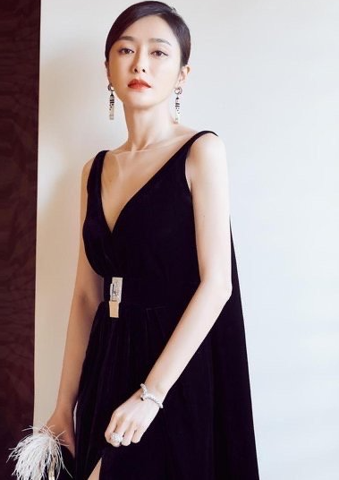 成熟美丽的女人，充满魅力，个性十足，写真照片很漂亮