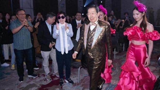 胡枫95岁破天荒开演唱会，六度踏上红馆舞台，挑战最年长世界记录