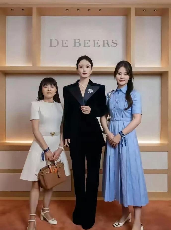 现在才发现，明星和素人合照区别好大，看看赵丽颖和周冬雨就知道了 ​​​