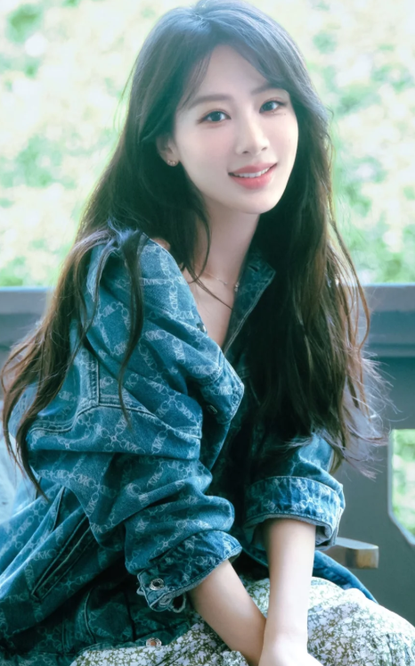 大获全胜杨紫这次真的出彩
别再说我们紫妹衣品不行了！
紫妹这套造型真的把高定穿出