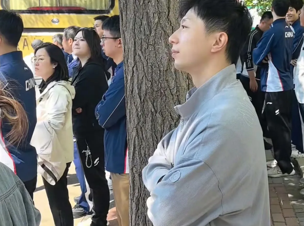 感动！马龙在国乒出征伦敦世乒赛的大巴前，静静目送队伍出发，此时龙队在想什么呢？
