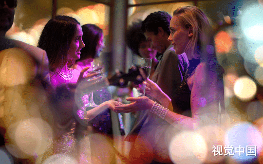 同学聚会我穿工装，被全班嘲讽送快递，直到新闻推送：首富之子曝光