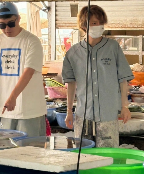 顶流逛市场超接地气，素颜随性又温柔，认真挑海鲜的样子谁能不爱，五哈采购小分队和陈