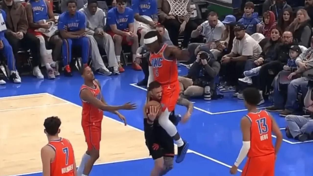 多尔特上演乌鸦坐飞机，骑脖按头马穆惹被球迷关注！