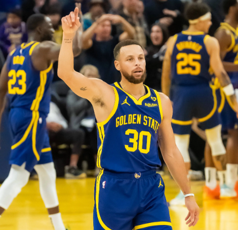 虽然落后，但我感觉勇士应该能赢
太阳的进攻很依赖布克和格林的单打，而且上半场三分