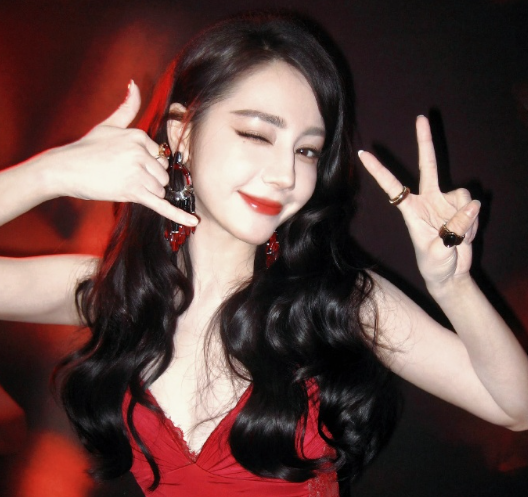 两只眼睛不许乱看盯着我的眼