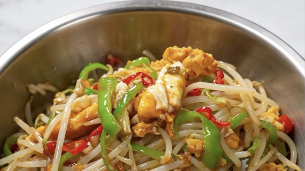 大火快炒锁住鲜脆，一道青椒豆芽炒鸡蛋唤醒味蕾