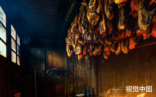 除夕夜吃素儿媳为一块腊肉将我逼死，重生后我当她面直播卖猪肉