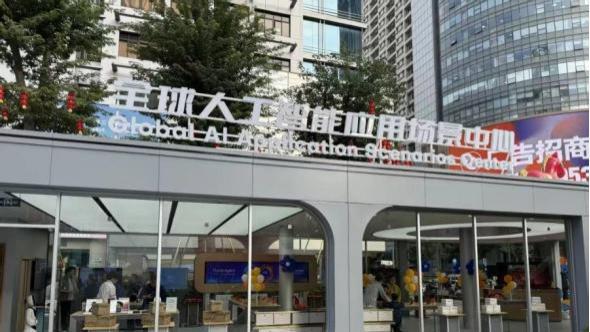 这届春节营销不一般：科技产品争当标王、千亿红包成诱饵、非遗文旅成新动能 | 2026年春节热门营销事