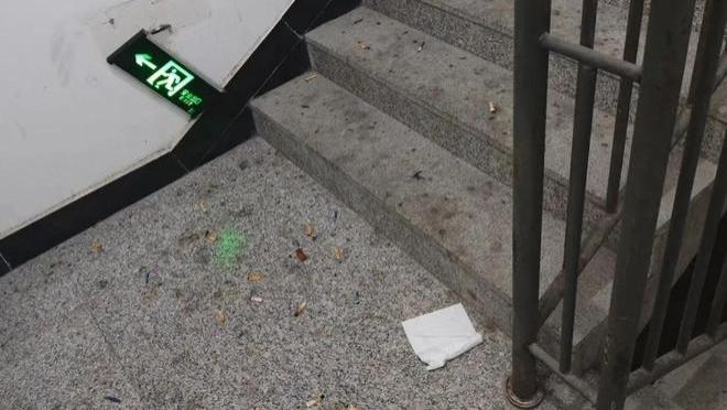 邻居在楼道里和自家阳台上抽烟，凭什么让我吸“二手烟”？