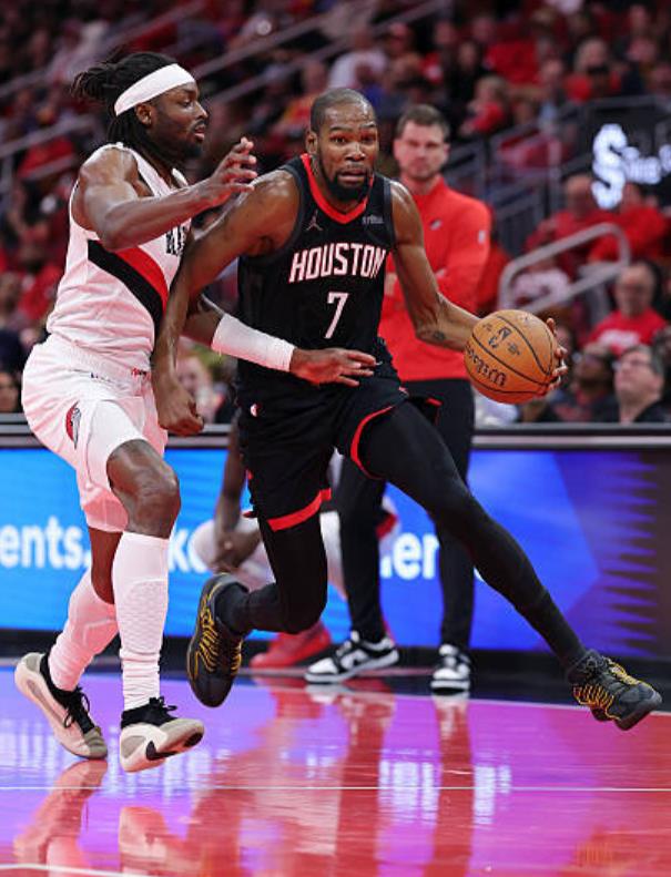 最近三场比赛，火箭队战绩一般，虽然战胜了雷霆队这个西部第一，但他们分别输给了黄蜂