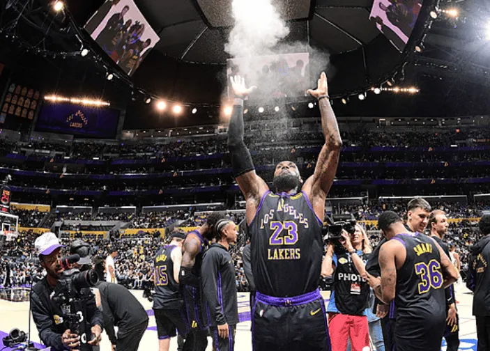 NBA常规赛湖人主场对阵鹈鹕的比赛已经结束。全场战罢，湖人以110-101战胜鹈