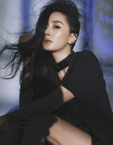 杨幂为某杂志拍摄的一组时尚大片造型曝光