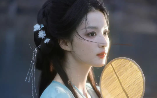 宫女私藏毒蛇，咬伤了公主。 我正要将毒蛇扒皮泡酒时。 弹幕突然出现。【男主刚刚保护女主，咬公主的行为