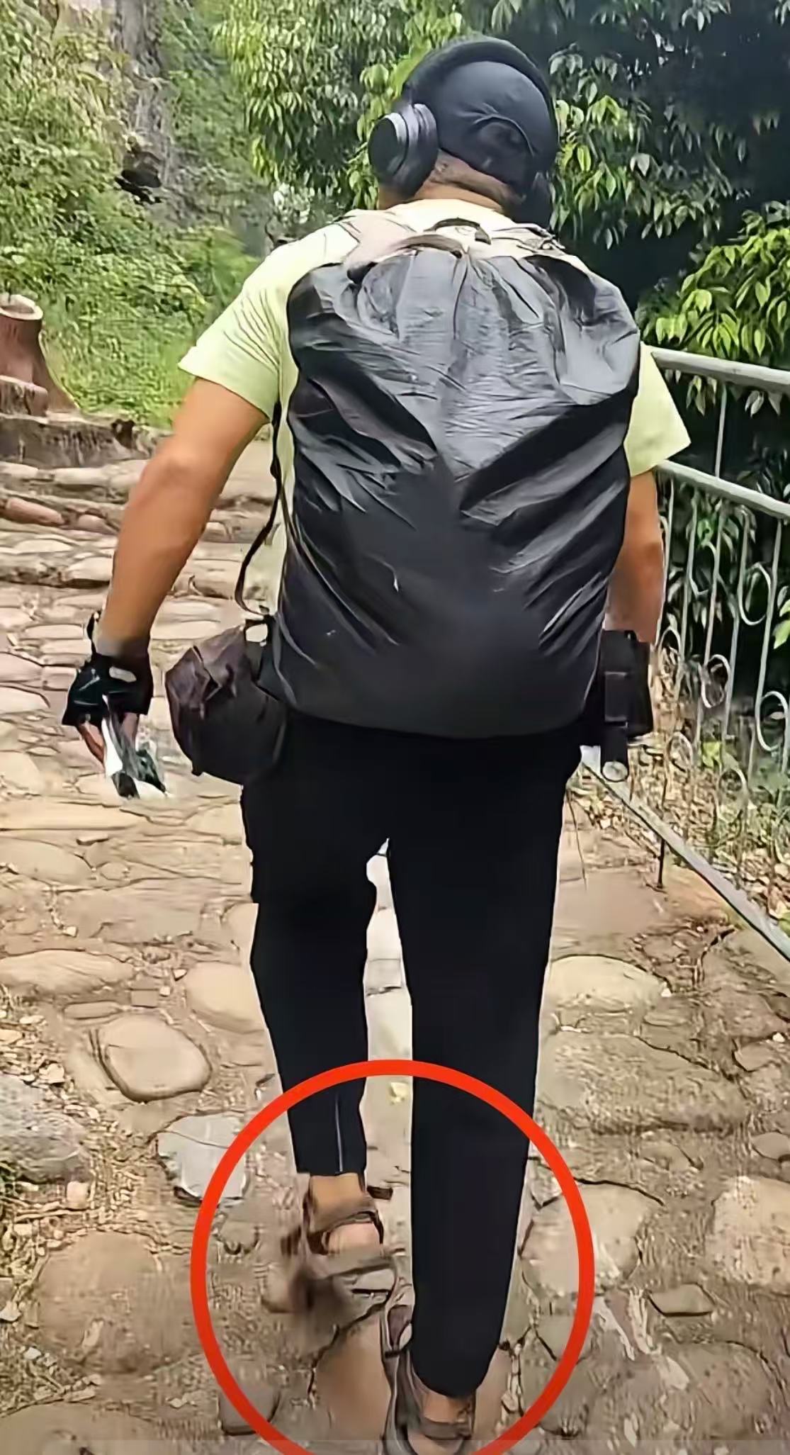 广西,博主深山偶遇“怪人”，反手一个报警，这波操作太硬核！

今天刷到一个广西河