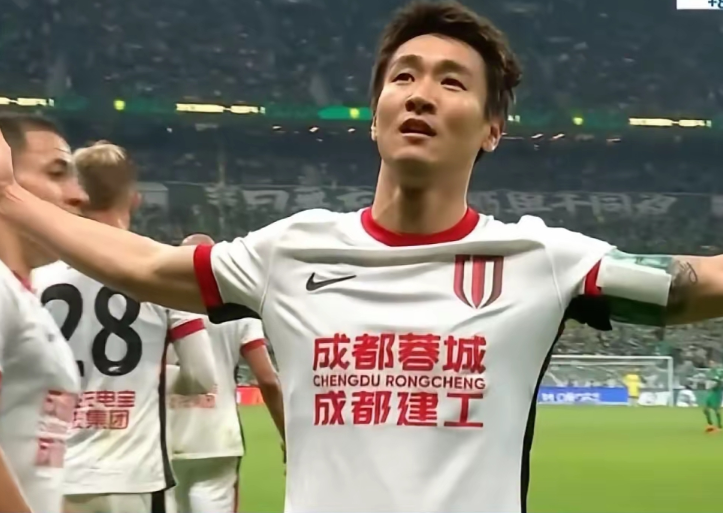 中超五轮过后，成都蓉城以四胜一平，位居榜首。
去年蓉城关键时候掉链子，让人大感惋