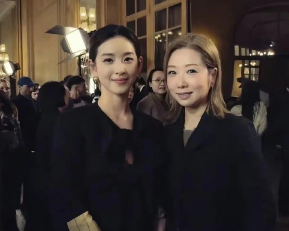 章泽天真的是最大的赢家啊
巴黎时装周生图曝光，她坐在众大人物中间，一袭简约着装，