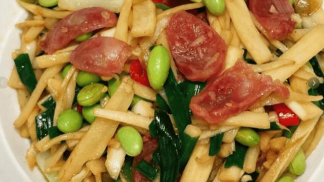 茭白炒腊肠：咸香脆嫩超下饭，一口吃出江南与岭南的烟火气！