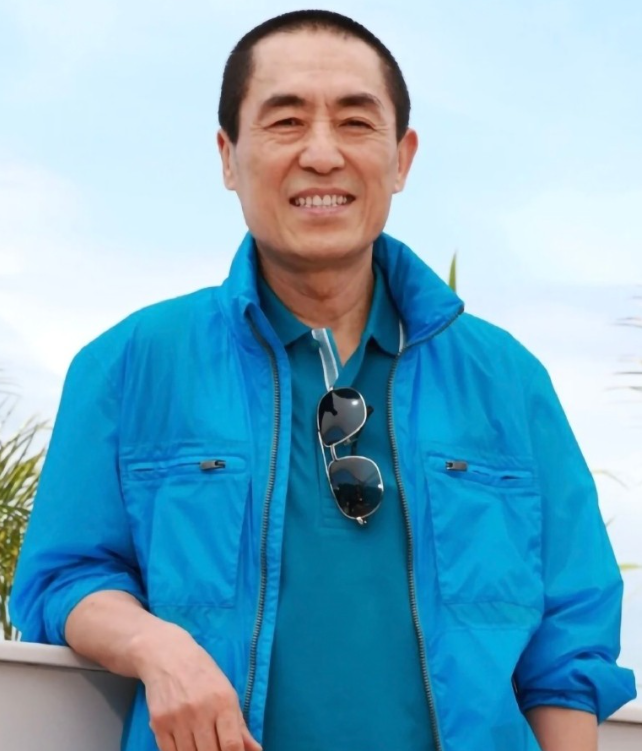 主持人问张艺谋:“你的名字是谁起的？”

张艺谋说:“我父亲起的，但是登记户籍的