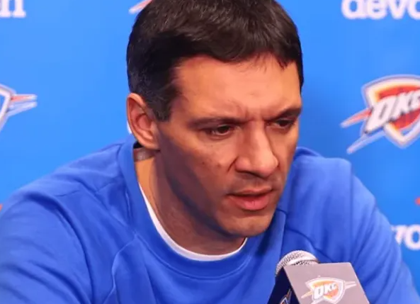 NBA常规赛，魔术对阵雷霆的比赛正在进行中。
赛前，雷霆主帅戴格诺特接受了采访，