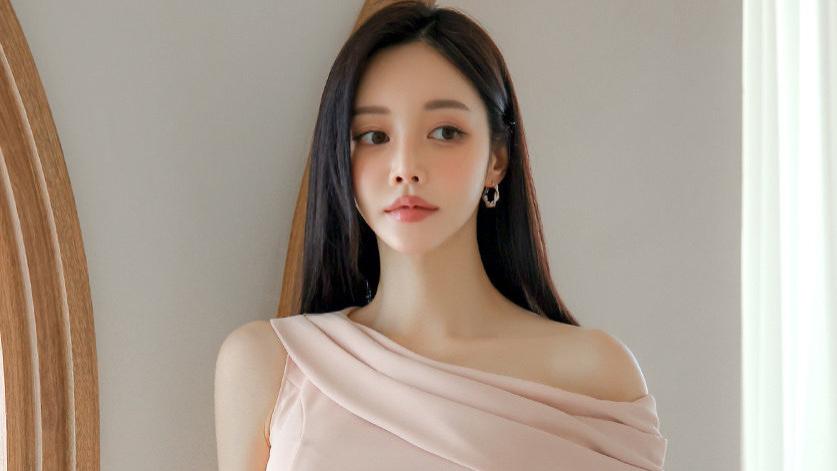 琼枝玉树映清辉，星眸流转月为媒，杨柳堆烟凝碧色，风拂霓裳带露归