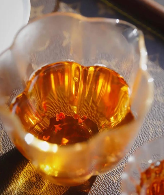 你驾驭不住的东西，才会显相。情绪驾驭不住，则怒气挂相，财富驾驭不住，则铜臭外露，