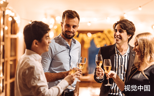 被初恋当众羞辱“穷小子”，下属推门就喊陈市长，她悔到直扇脸，求我救救她公司！