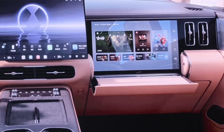 这个副驾屏的设计真的好。
一直以来，副驾屏都被很多人诟病。
因为没多少空间留给设