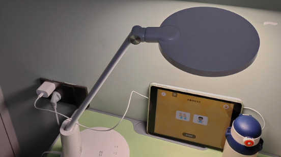 台灯刺眼是怎么回事？护眼台灯一定护眼吗？怎么选护眼台灯