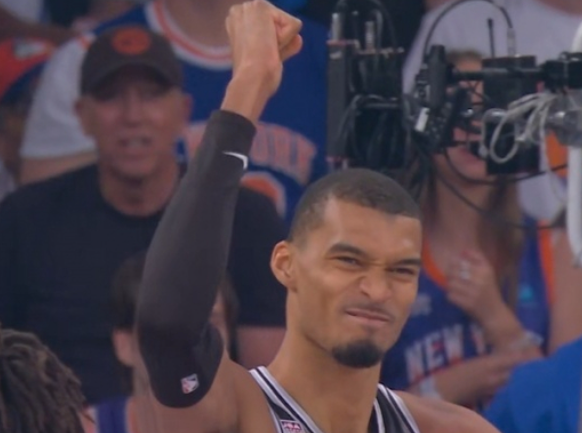 NBA总决赛，尼克斯对阵马刺的G4比赛中，出现了非常奇葩的一幕。第三节比赛已经打