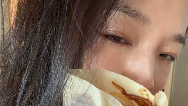 顶级松弛感！二月二舒淇晒素颜吃春饼，看食物的小眼神太可爱！