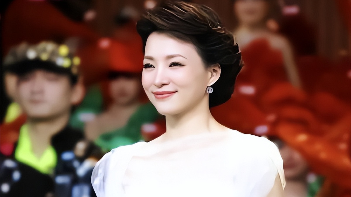 董卿毕业典礼生图刷屏：褪去春晚星光，素颜旧衣，温柔治愈众生