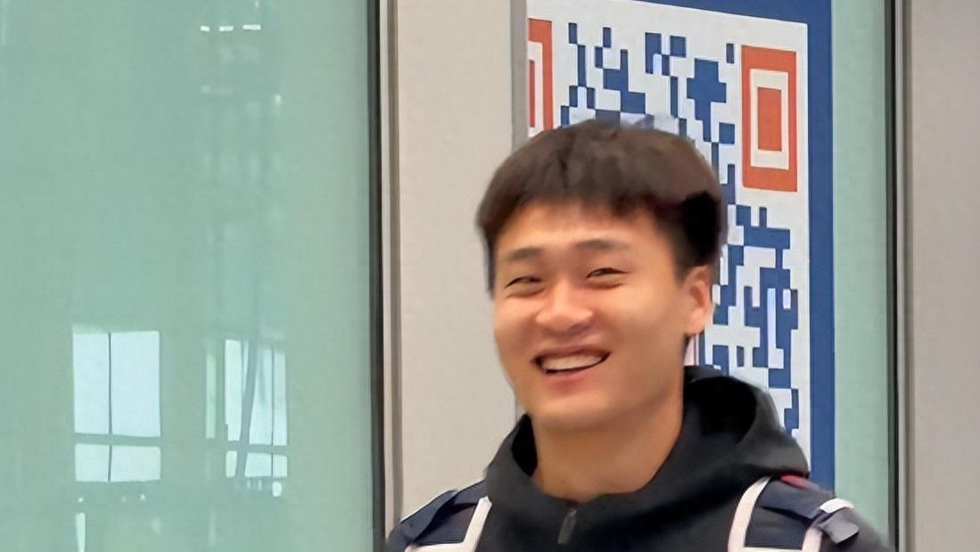 男篮回国！赵睿廖三宁超开心，赵继伟竖大拇指，张镇麟李弘权畅谈