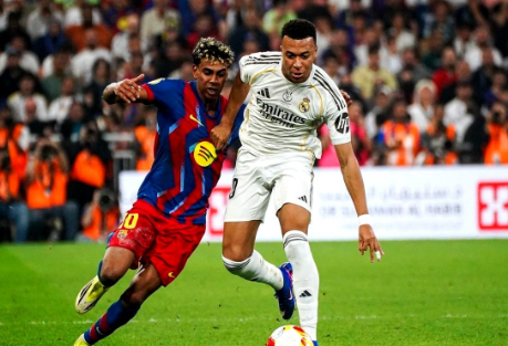 巴萨领先皇马9分，整个赛季一路狂飙，眼看冠军奖杯的边儿都摸到了。
但就在这时候，