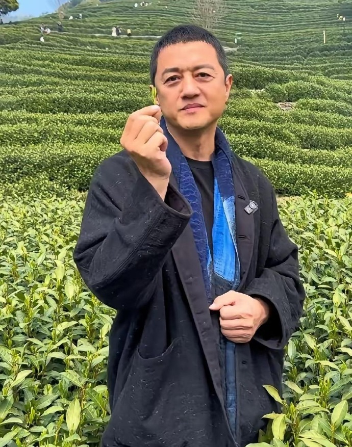 李亚鹏
你就听网友一句劝吧
不要再卖什么茶叶了，实在不行，你就卖一点日用品，或者